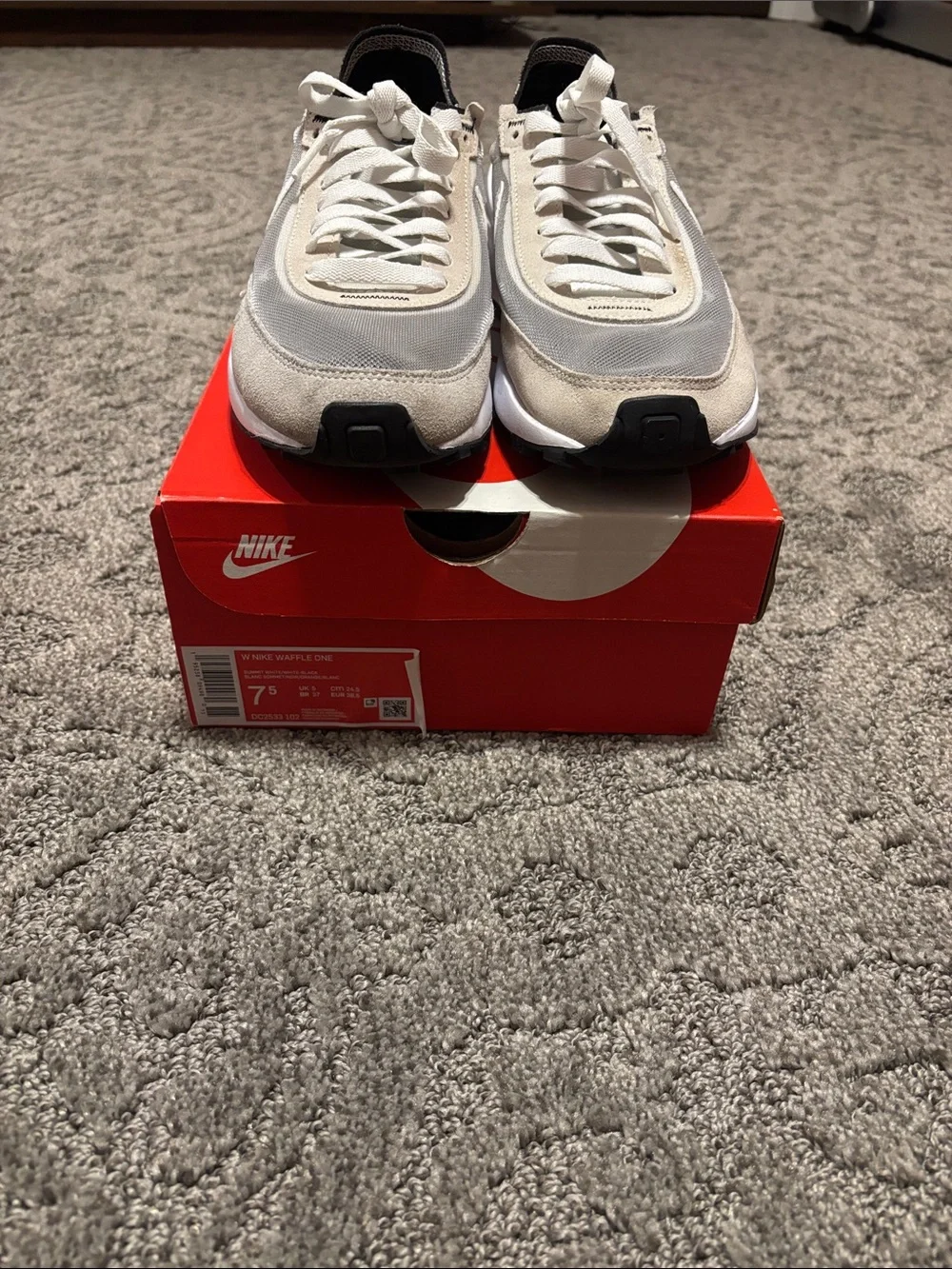 Nike Women’s Sneakers - White/Cream/Gray